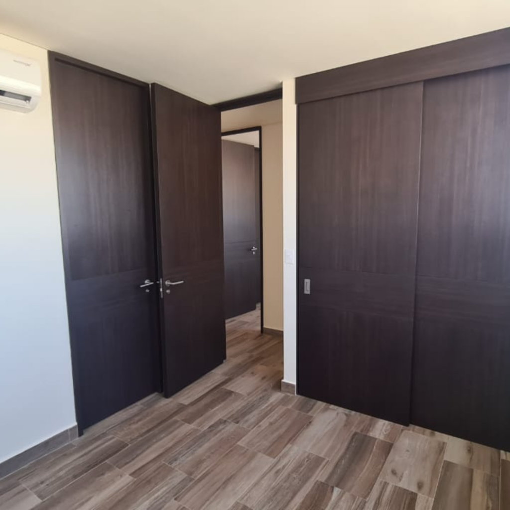 Departamento en venta o renta en Querétaro de 2 recámaras con 2.5 baños. Recámaras secundarias equipadas con clóset.