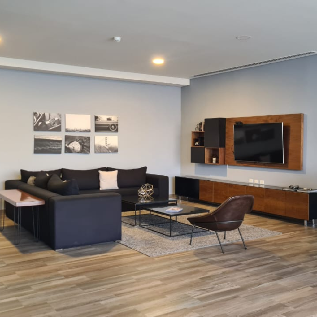 Departamento en venta o renta en Querétaro con amenidades sociales y deportivas, incluye tres áreas sociales.