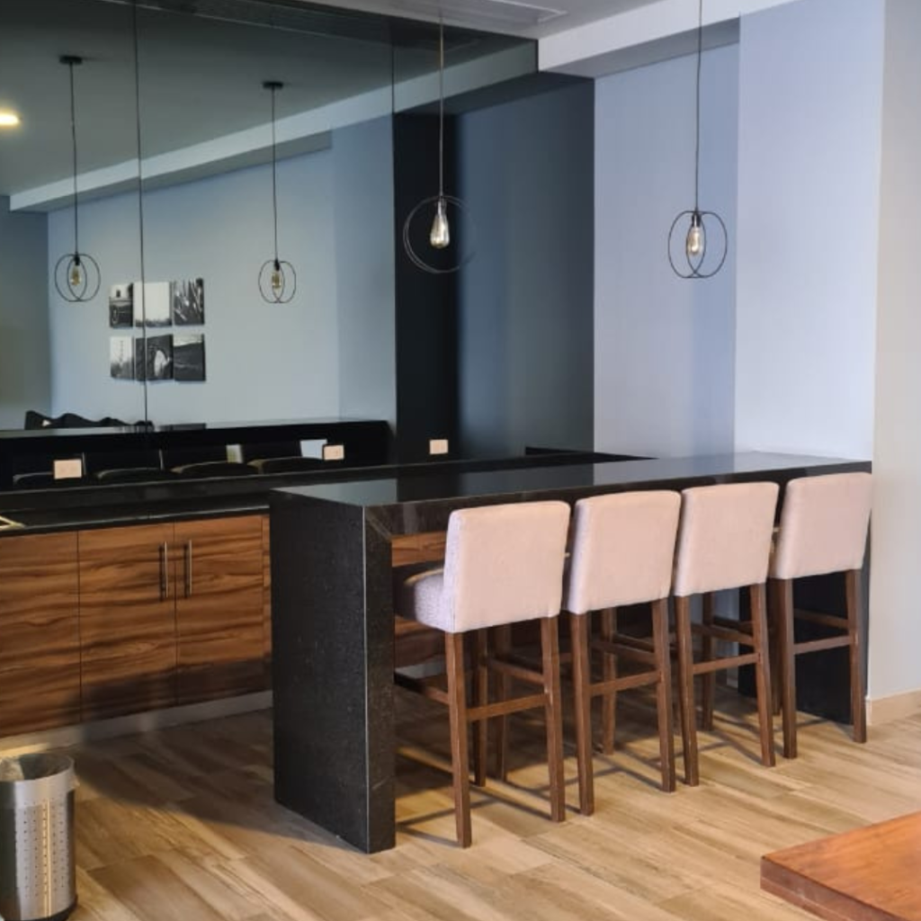 Departamento en venta o renta en Querétaro con amenidades sociales y deportivas, incluye tres áreas sociales.