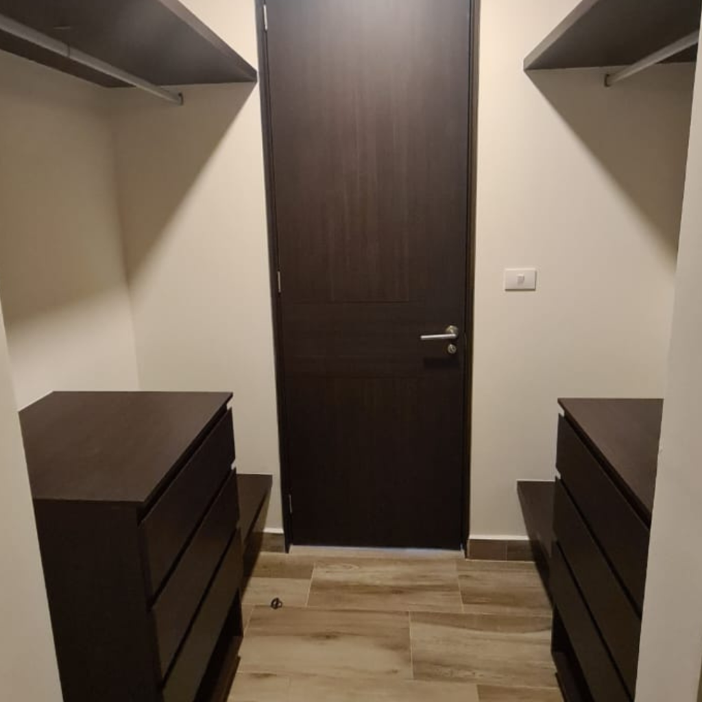 Departamento en venta o renta en Querétaro de 2 recámaras con 2.5 baños. Recámara principal con walk-in closet.