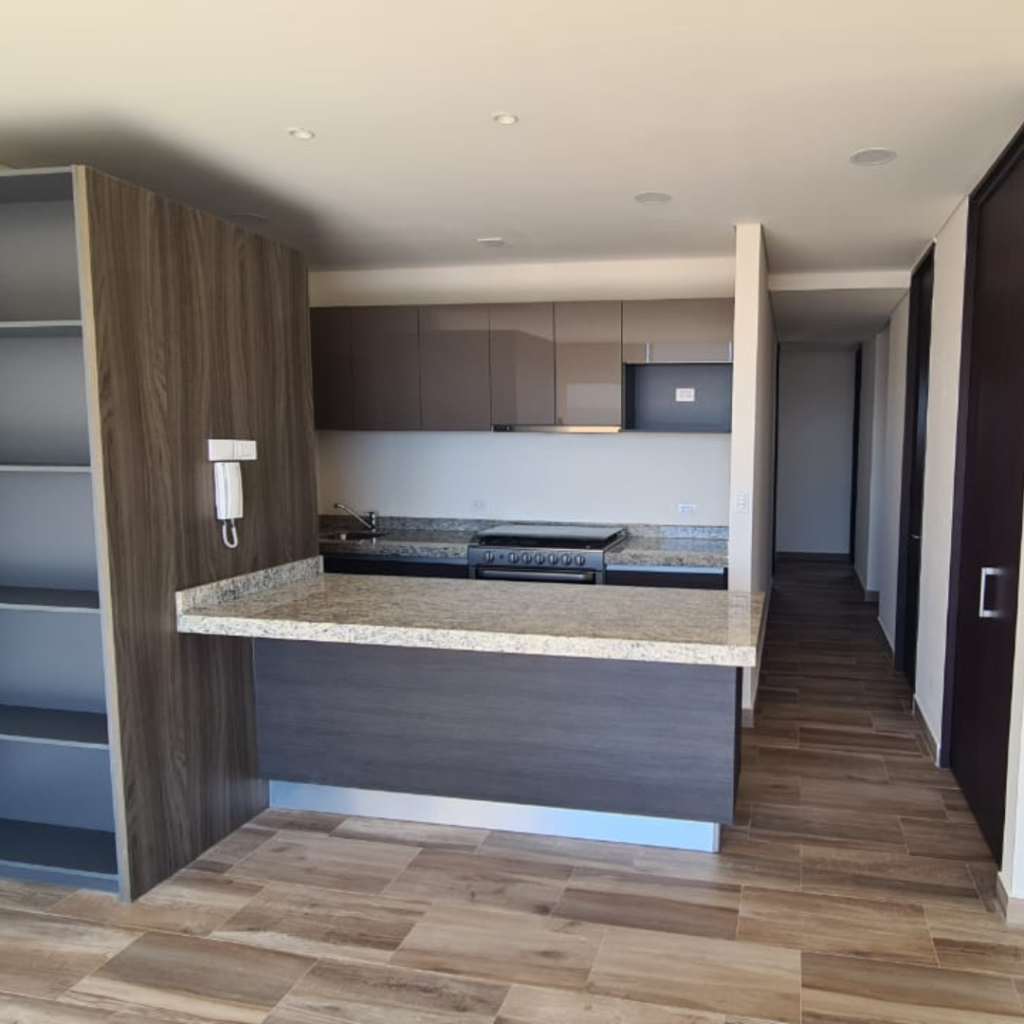 Departamento en venta o renta en Querétaro de 2 recámaras con 2.5 baños. Cocina integral con barra desayunadora.