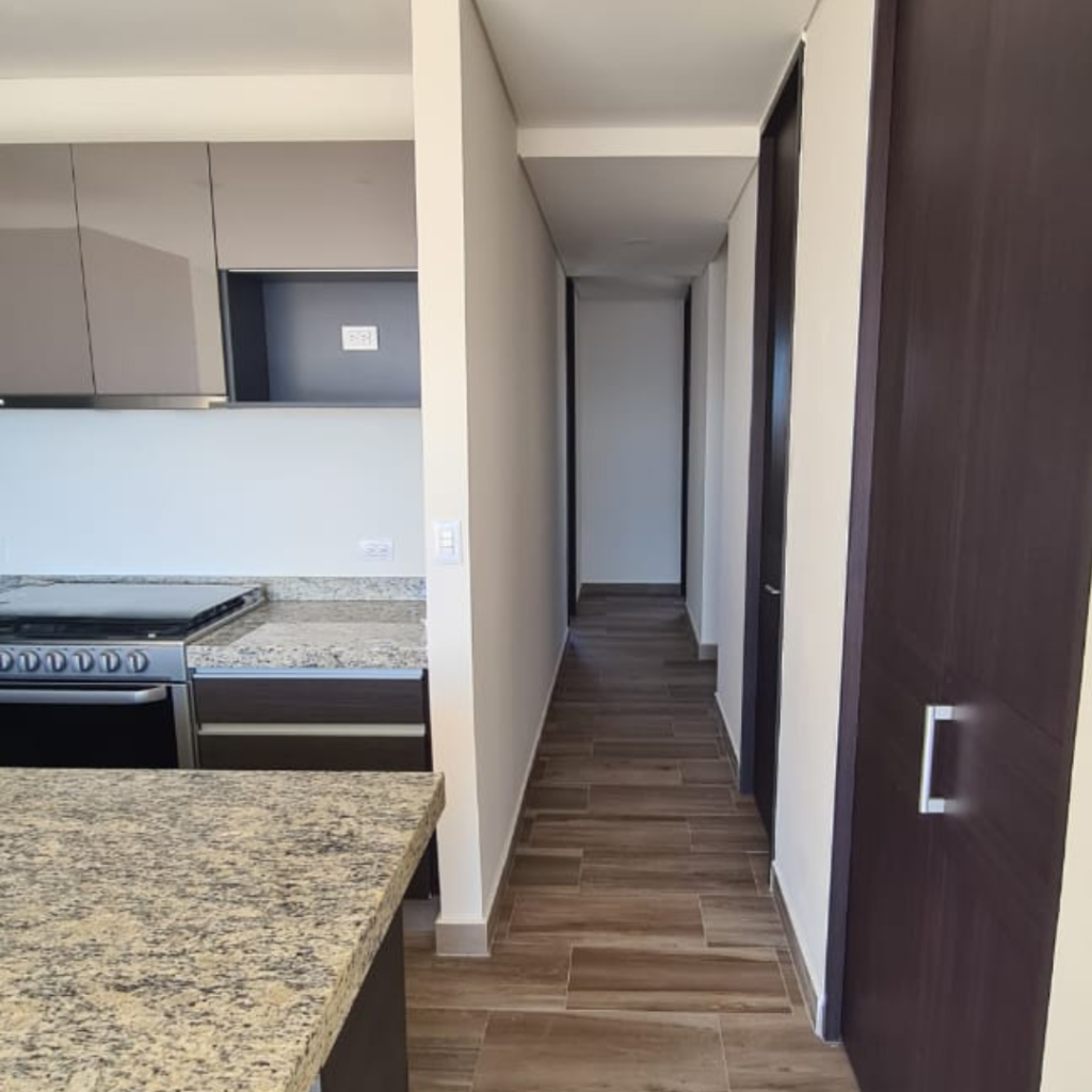 Departamento en venta o renta en Querétaro de 2 recámaras con 2.5 baños. Cocina integral con barra desayunadora.