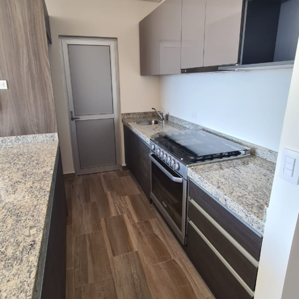 Departamento en venta o renta en Querétaro de 2 recámaras con 2.5 baños. Cocina integral con barra desayunadora.