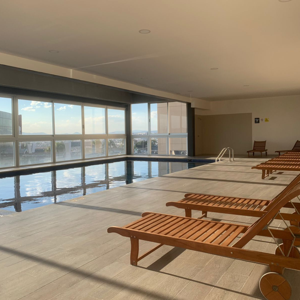 Departamento en venta o renta en Querétaro con amenidades sociales y deportivas, incluye alberca con carril de nado.