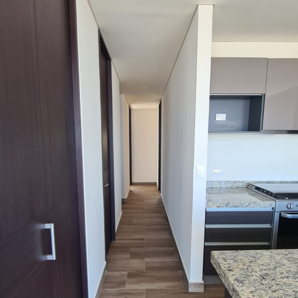 Departamento en venta o renta en Querétaro de 2 recámaras con 2.5 baños. Cocina integral con barra desayunadora.