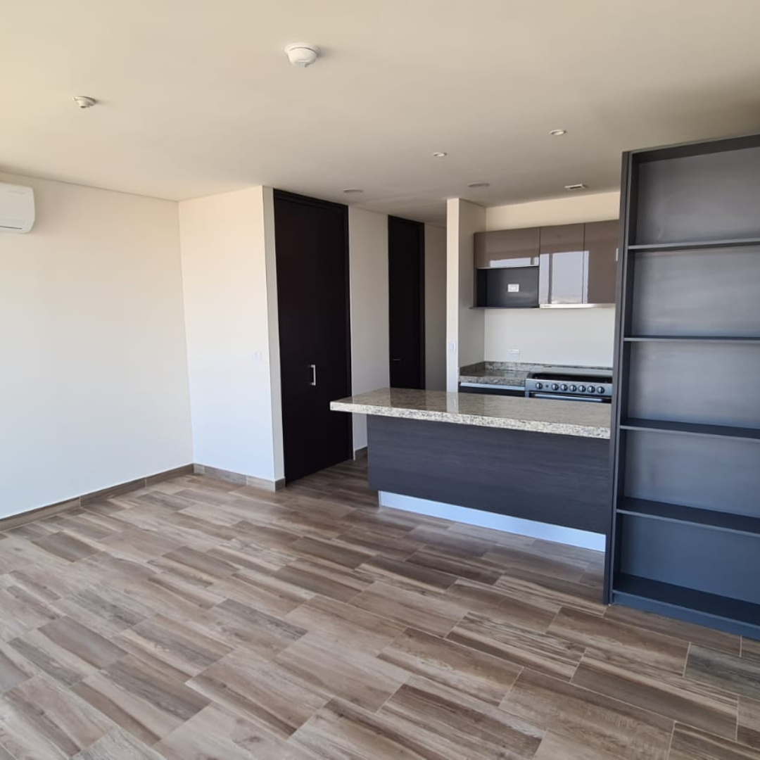 Departamento en venta o renta en Querétaro de 2 recámaras con 2.5 baños. Cocina integral con barra desayunadora.