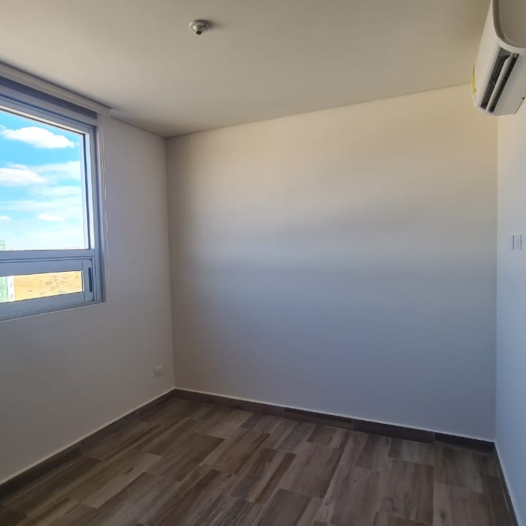 Departamento en venta o renta en Querétaro de 2 recámaras con 2.5 baños. Recámaras secundarias equipadas con clóset.