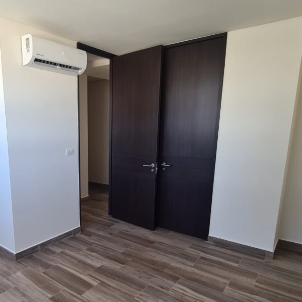 Departamento en venta o renta en Querétaro de 2 recámaras con 2.5 baños. Recámaras secundarias equipadas con clóset.