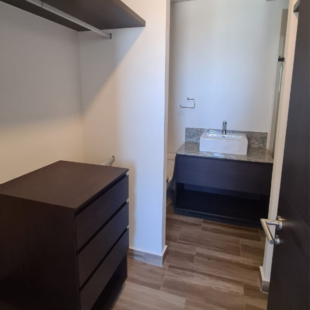 Departamento en venta o renta en Querétaro de 2 recámaras con 2.5 baños. Recámara principal equipada con walk-in closet.